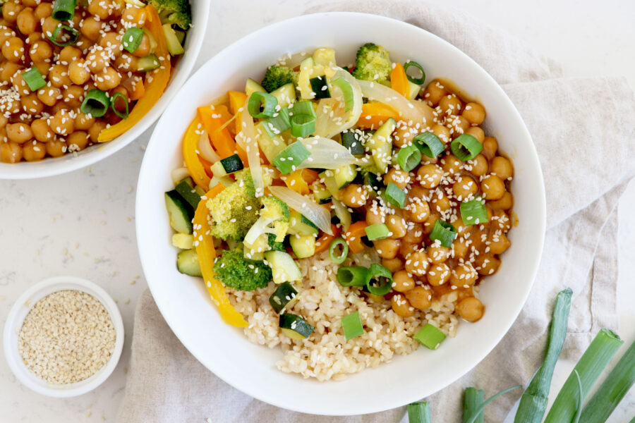 Bowls with stir fry made with veggies and chickpeas.